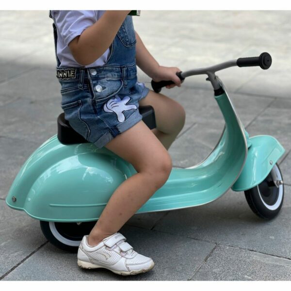 loopscooter vespa meisje